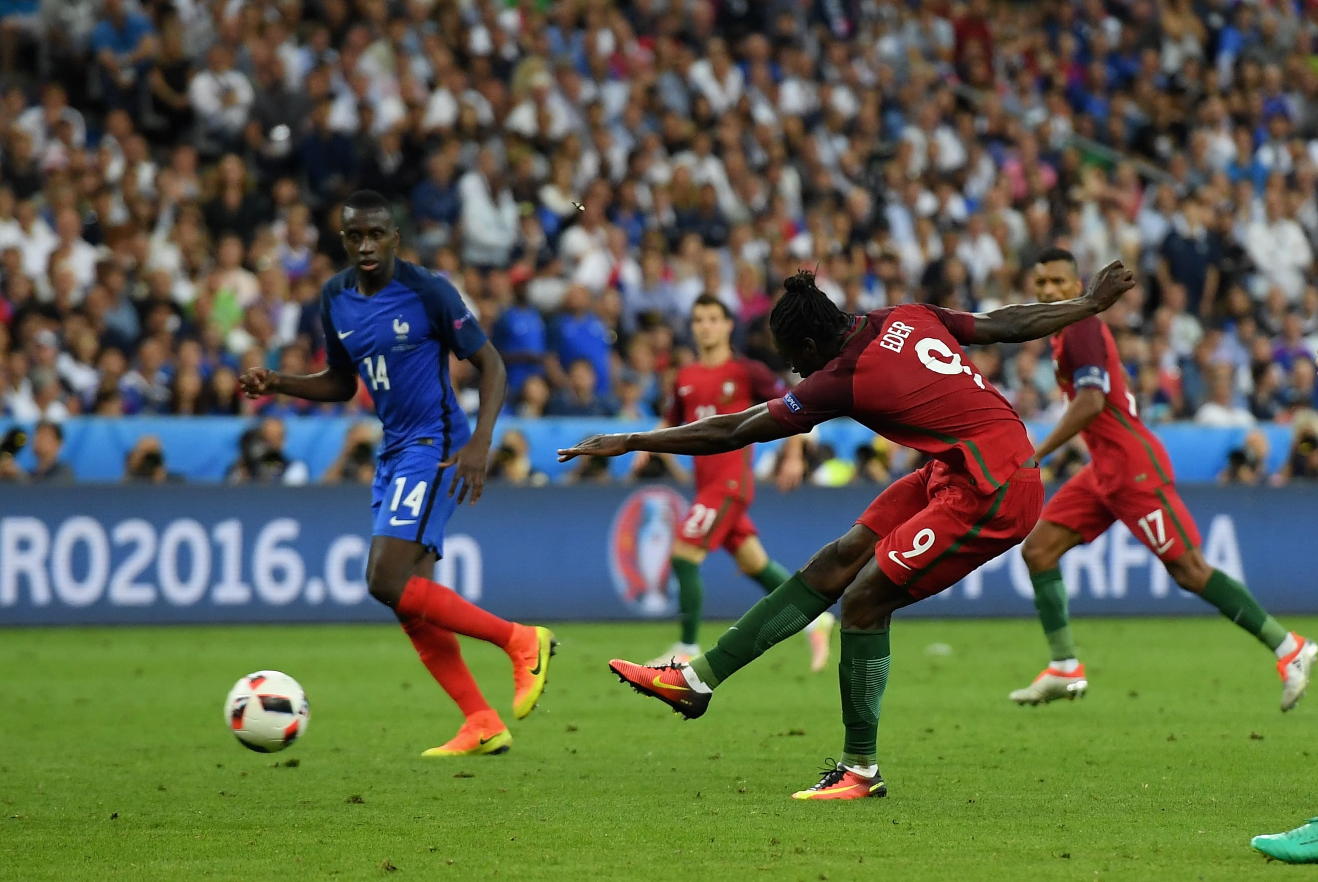 Portugal france football. Эдер футболист Португалия. Португалия Франция 2016 финал. Финал евро 2016 Португалия Франция. Франция Португалия 2016.